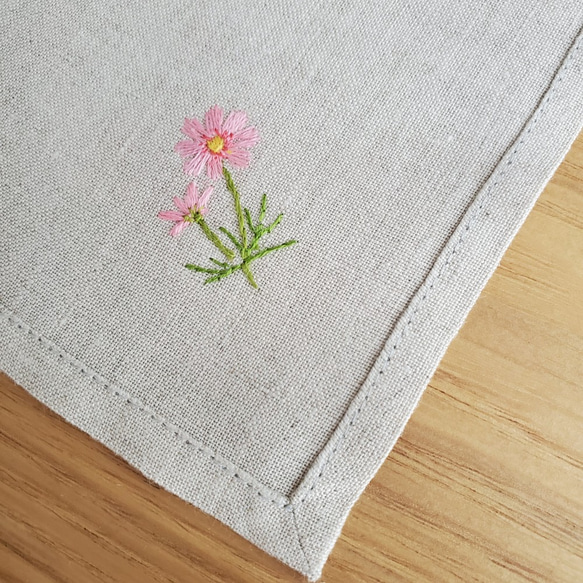 花うらないのコスモス｜手刺繍＆手仕立てのソフトリネンハンカチ 4枚目の画像