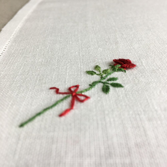 プレミアムver 一輪のバラ｜手刺繍＆手仕立てのソフトリネンハンカチ 3枚目の画像