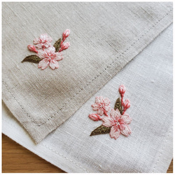 蝦夷の山桜｜手刺繍＆手仕立てのソフトリネンハンカチ 4枚目の画像