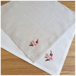 蝦夷の山桜｜手刺繍＆手仕立てのソフトリネンハンカチ 2枚目の画像
