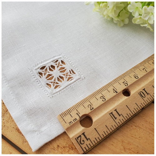 ドロンワーク　生成り刺繍　お手仕事　リネンクロス □が○のドロンワークの手刺繍｜ミシンで仕立てたリネンハンカチ *名