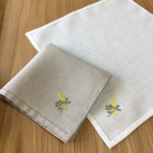 プレミアムver 繊細顔のミモザ｜手刺繍で仕立てたリネンハンカチ