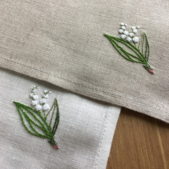 木陰のすずらん｜手刺繍＆手仕立てのソフトリネンハンカチ 3枚目の画像