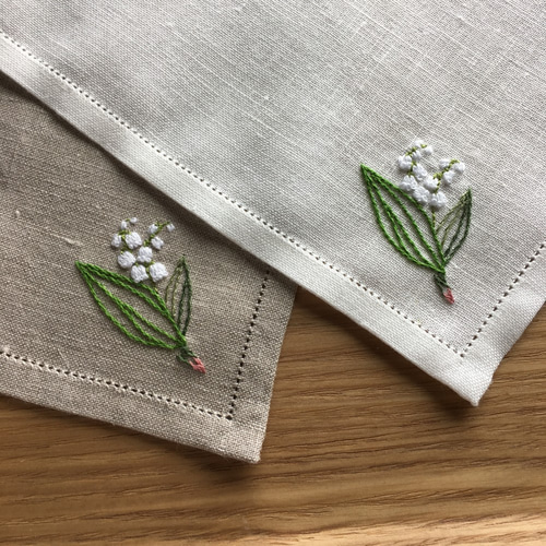 プレミアムver 木陰のすずらん｜手刺繍で仕立てたリネンハンカチ