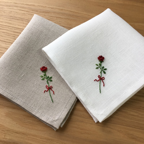 一輪のバラ｜手刺繍＆手仕立てのソフトリネンハンカチ ハンカチ