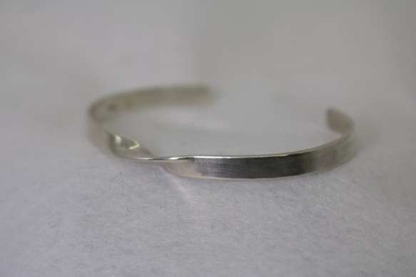 シルバーバングル・ひねりB04 バングル・リストバンド 銀工房 銀