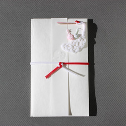 【Creema限定】大切な人へ優しい親鶴の出産祝袋〈薄花桜に抱鶴〉 2枚目の画像