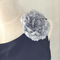 オーストリッチ　フェザーコサージュ　ライトグレー 23区 サテンコサージュ （ライトグレー系） -ファッション通販