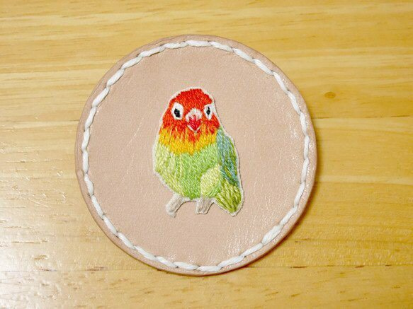 刺繍ブローチ　ボタンインコ 1枚目の画像