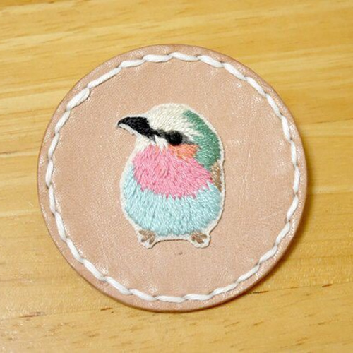刺繍ブローチ ライラックニシブッポウソウ ブローチ 巣烏屋 