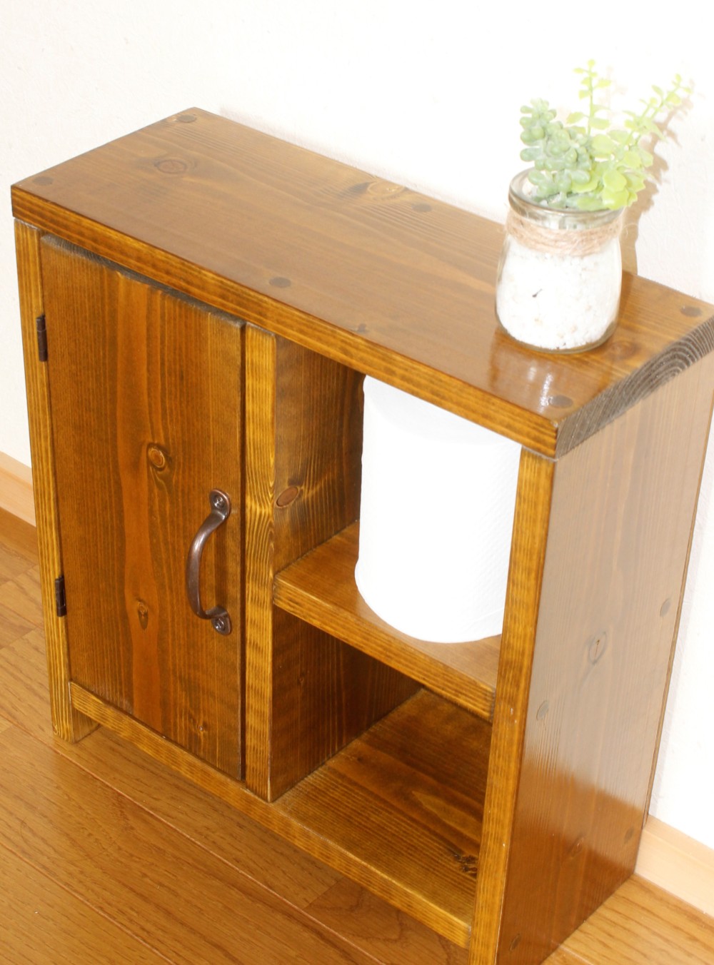 【送料無料】扉と裏板つきアンティーク風のコンパクトトイレ収納