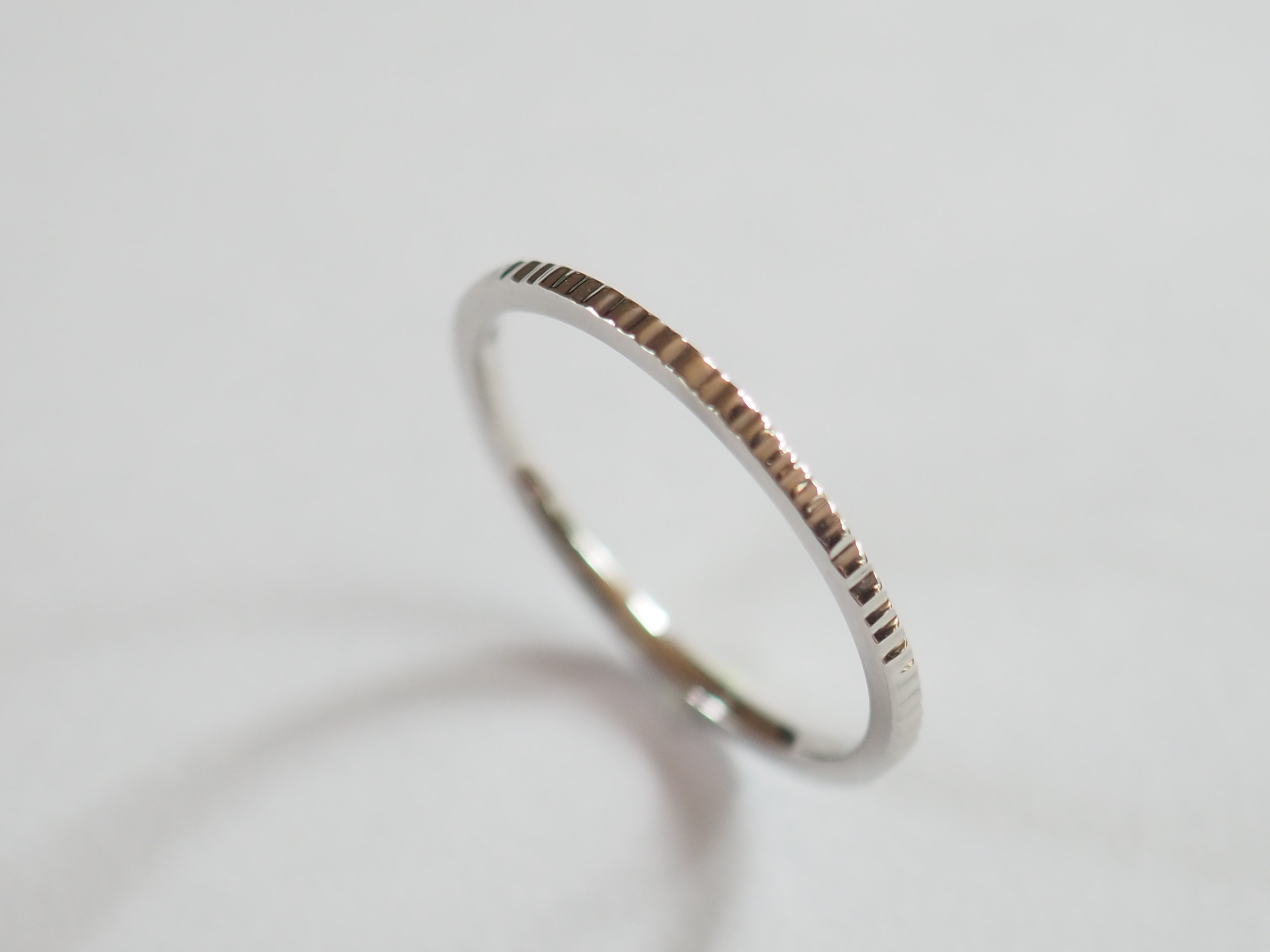 [細いプラチナリング]　普段使い つけっぱなし　シンプル