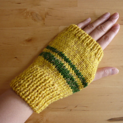 ば～ばの手編みの指なし手袋/マスタードライン入り 1枚目の画像