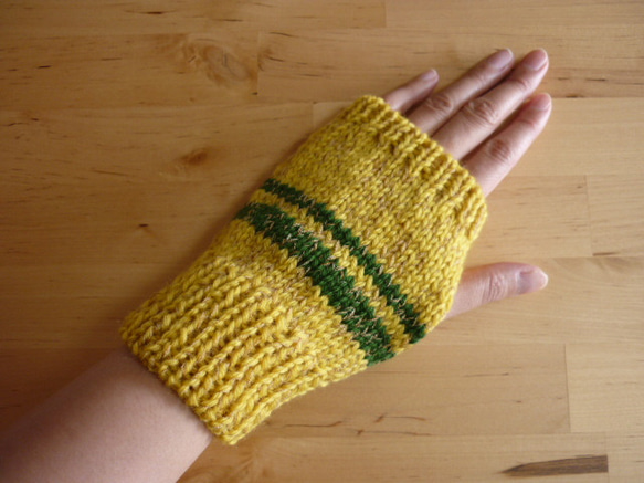 ば～ばの手編みの指なし手袋/マスタードライン入り 1枚目の画像