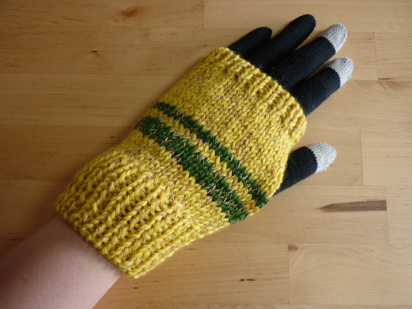 ば～ばの手編みの指なし手袋/マスタードライン入り 4枚目の画像