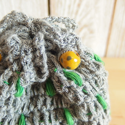 ば～ばの手編み巾着/グレー杢×グリーンドット 2枚目の画像