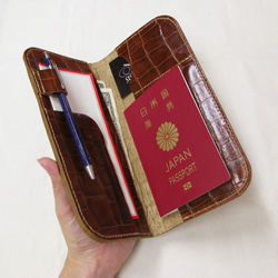 本革パスポートホルダー／クロコ型押しブラウン 1枚目の画像