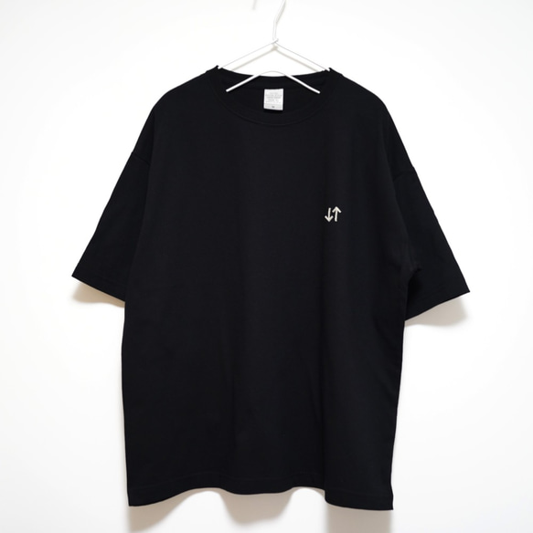 モッズな矢印ロゴのワンポイント刺繍　ビックシルエットTシャツ  【ブラック】程よい厚さ生地の半袖クルーネック 2枚目の画像