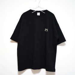 ドラムセットのワンポイント刺繍　ビックシルエットTシャツ  【ブラック】程よい厚さ生地の半袖クルーネック 2枚目の画像