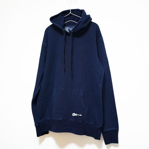 レトロなギターロゴのインディゴ染めプルオーバーパーカー