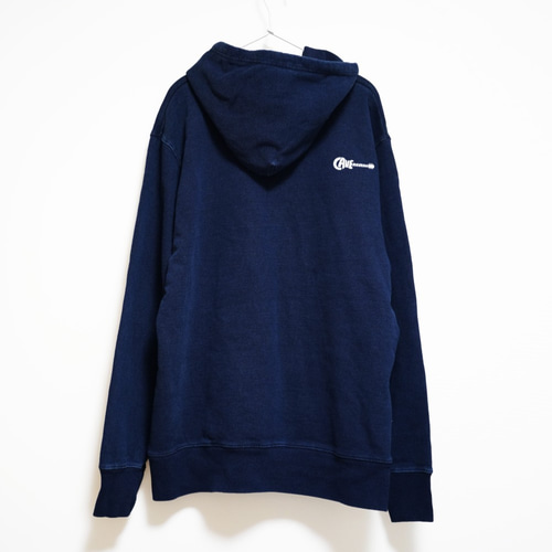 レトロなギターロゴのインディゴ染めプルオーバーパーカー