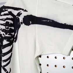 骸骨がデッカくすごいTシャツ 片面プリント【ホワイト】ユニセックス　クルーネックTシャツ 3枚目の画像