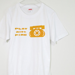 かわいい火遊びのポップなデザインTシャツ【ホワイト】ユニセックス ケイブマン クルーネックTシャツ 1枚目の画像