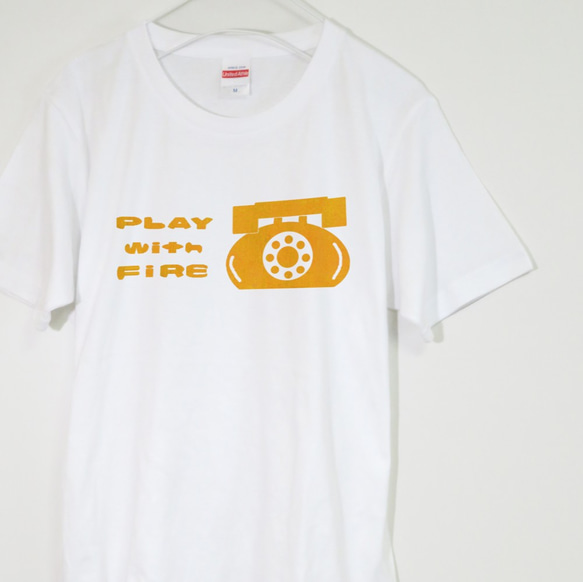 かわいい火遊びのポップなデザインTシャツ【ホワイト】ユニセックス ケイブマン クルーネックTシャツ 1枚目の画像