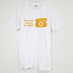かわいい火遊びのポップなデザインTシャツ【ホワイト】ユニセックス ケイブマン クルーネックTシャツ 2枚目の画像