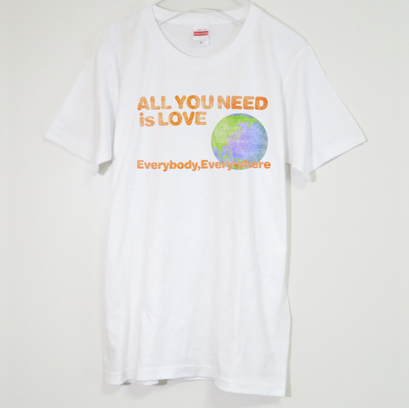 地球儀と可愛い文字のTシャツ【ホワイト】ユニセックス しっかり生地のクルーネックTシャツ 2枚目の画像