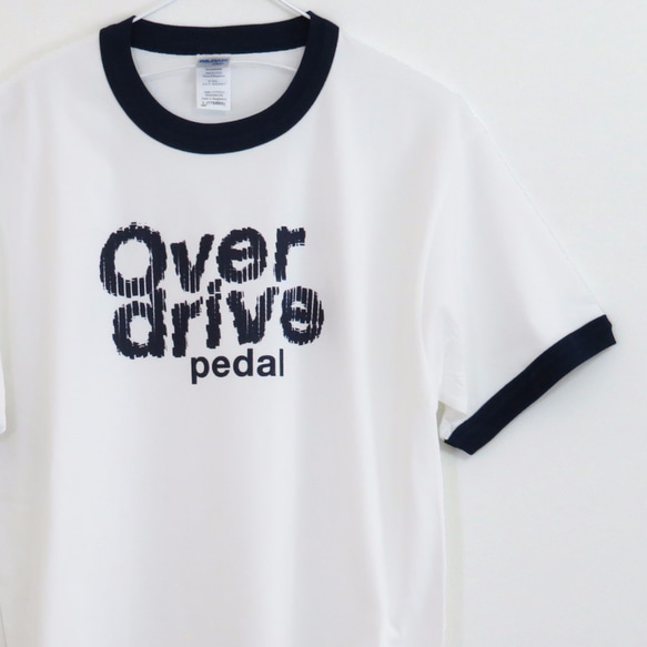 オーバードライブの文字がカッコいい音楽Ｔシャツ【ホワイト/ネイビー】 ユニセックス 半袖リンガーTシャツ 1枚目の画像