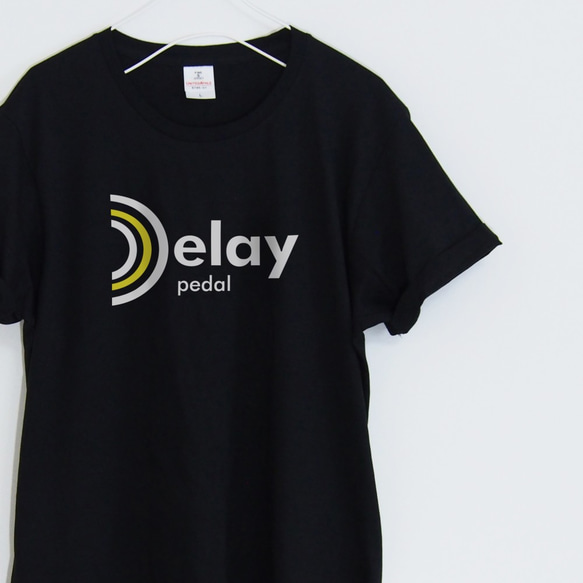 ディレイの文字が可愛いポップな音楽Ｔシャツ【ブラック】 ユニセックス 半袖クルーネックTシャツ 1枚目の画像