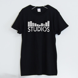 ミュージシャンのアジト、スタジオTシャツ【ブラック】 ユニセックス 半袖クルーネックTシャツ 2枚目の画像