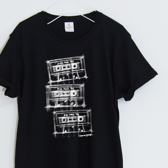 アートなカセットテープＴシャツ 【ブラック】 ユニセックス 半袖クルーネックTシャツ 1枚目の画像