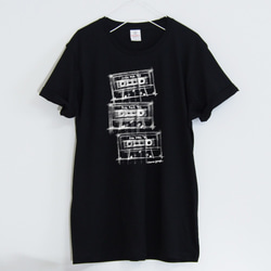 アートなカセットテープＴシャツ 【ブラック】 ユニセックス 半袖クルーネックTシャツ 2枚目の画像