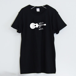 ギターの大人デザイン【ブラック】ユニセックス ケイブマン オリジナル クルーネックTシャツ 2枚目の画像
