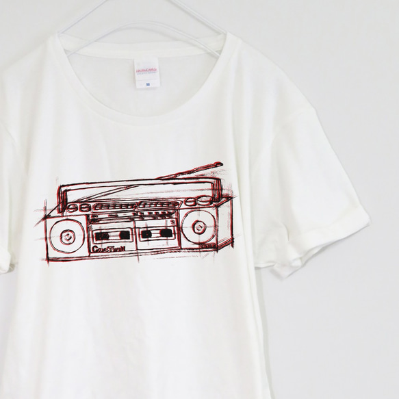 ラフに描いた懐かしのラジカセ【ホワイト】ユニセックス ケイブマン オリジナル クルーネックTシャツ 1枚目の画像