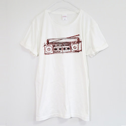 ラフに描いた懐かしのラジカセ【ホワイト】ユニセックス ケイブマン オリジナル クルーネックTシャツ 2枚目の画像