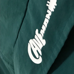 レトロなギターロゴが入ったアノラックパーカ　※大人気の大人カジュアル【アンティークグリーン】ナイロンなのに綿のような生地 5枚目の画像