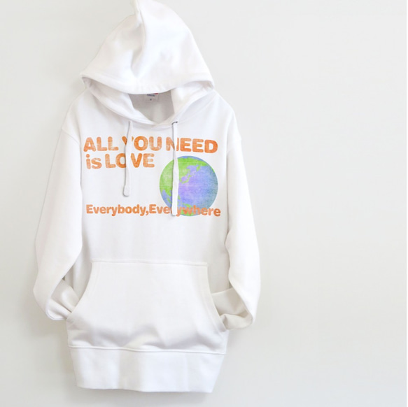 地球儀と可愛い文字のパーカー 【ホワイト】パイル地でかさばらず