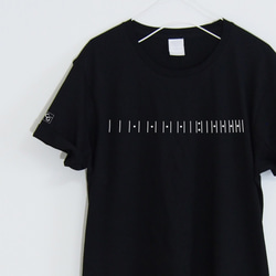 さりげなさがカッコいい、ギターのフレットＴシャツ  【ブラック】 フロント・袖プリント　クルーネック　メンズ・レディース 1枚目の画像