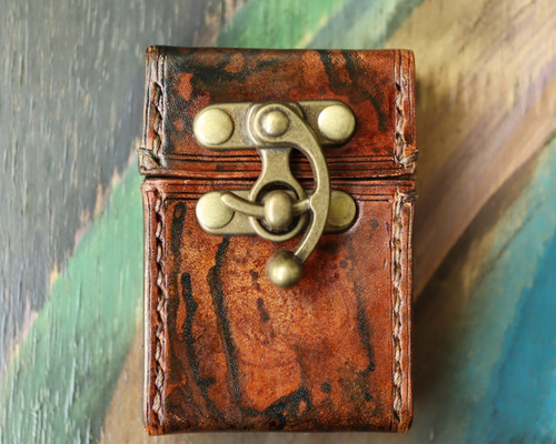 鹿革のシガレットケース 鹿角スカルボタン レザーシガレットケース