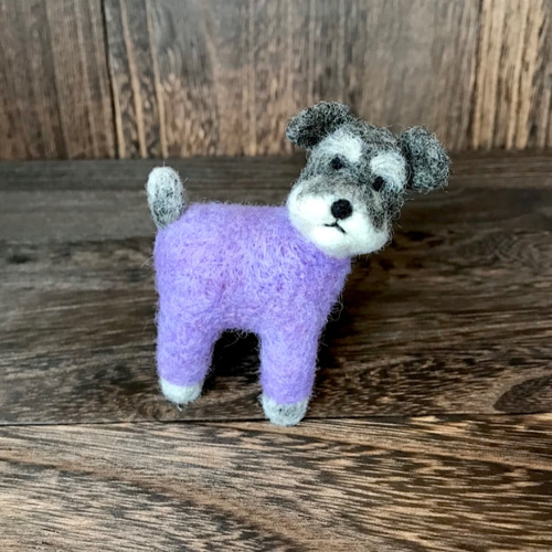 お洋服姿でお散歩、ミニチュアシュナウザーさん 羊毛フェルト