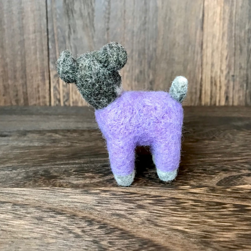 お洋服姿でお散歩、ミニチュアシュナウザーさん 羊毛フェルト