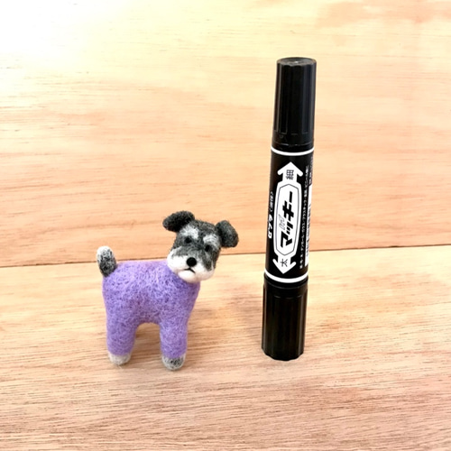 お洋服姿でお散歩、ミニチュアシュナウザーさん 羊毛フェルト