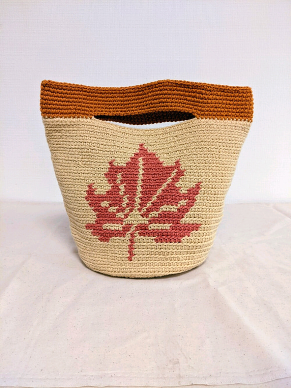 リスの模様の手編みミニトートバッグ（ コットン 100% ） 動物　ミニトート 2枚目の画像