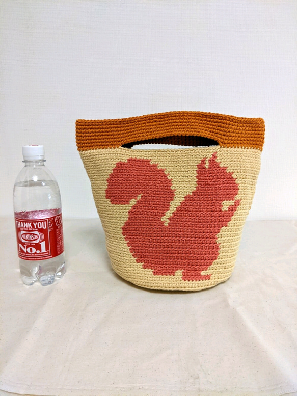 リスの模様の手編みミニトートバッグ（ コットン 100% ） 動物　ミニトート 3枚目の画像