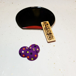 くるみボタン半衿用くるみボタン単品　ハロウィン！紫ドット 1枚目の画像
