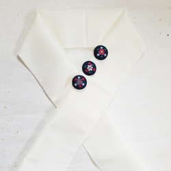 くるみボタン半衿　クリスマスカラーの小花刺繍 1枚目の画像