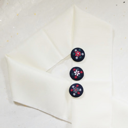 くるみボタン半衿　クリスマスカラーの小花刺繍 3枚目の画像